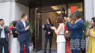 彰化氣溫中午直飆36度，日本知名男公關羅蘭一身長袖黑西裝出席開幕活動，成為網友熱議話題。畫面授權threads comics0923