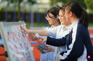 今年中国高考报名人数为1290万人。图为5月22日，江苏省海安市立发中学举行高三学子游园会，让考生调适心理状态。 （新华社）