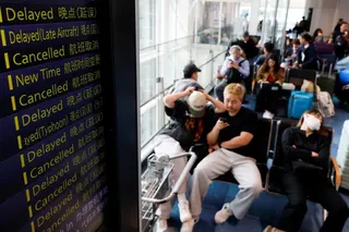 2026年6月3日，台风“蔷薇”挟着豪雨袭击东京首都圈，导致羽田机场多趟航班取消或延误，乘客滞留机场。（路透社）