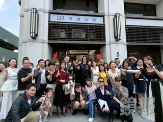 日本知名男公關羅蘭3日中午來到彰化市出席開幕活動，與會民眾爭搶合照的難得機會。畫面授權threads bemyqueen.lss