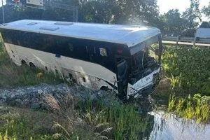 維吉尼亞州29日凌晨發生一起交通事故，一輛大巴車與數輛汽車相撞。（美聯社）