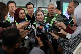 Plantation and Commodities Minister Datuk Seri Dr Noraini Ahmad speaking to reporters at Petronas station Presint 16 today. Also present was ministry secretary-general Datuk Yusran Shah Mohd Yusof (second from right). BERNAMA PIC