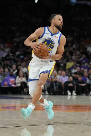 金州勇士队的史蒂芬·库里在4月的一场NBA比赛中。