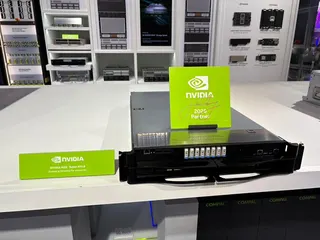 仁寶展示輝達HGX Rubin NVL8，上有輝達執行長黃仁勳的簽名。圖／記者馮萱榕攝