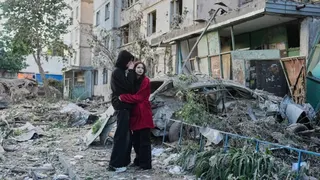 Des habitants observent les dégâts d'une frappe de missile russe ayant touché un immeuble résidentiel à Kiev, en Ukraine, le 2 juin 2026