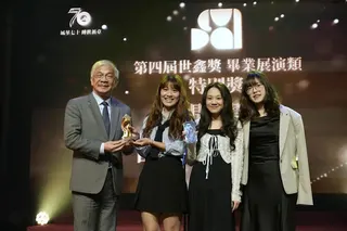 世新大學校長陳清河（左）頒發畢業展演類與大學社會責任類獎項，本屆特別獎由新聞系畢展《留聲·留影·留心》獲得