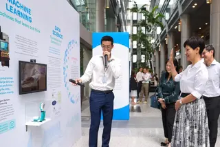 总理公署部长兼财政部与国家发展部第二部长英兰妮星期三为展览主持开幕，并在导览中聆听各展区的汇报。（白艳琳摄）