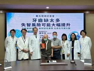 台北榮總最新研究發現，失智症竟與缺牙有關，缺牙愈多、上下牙齒無法正常咬合的長者，...