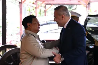 JAKARTA, INDONESIA - JUNE 2: (----EDITORIAL USE ONLY - MANDATORY CREDIT - 'TURKISH FOREIGN MINISTRY' / HANDOUT' - NO MARKETING NO ADVERTISING CAMPAIGNS - DISTRIBUTED AS A SERVICE TO CLIENTS----) Turkish Foreign Minister Hakan Fidan (R) meets with Indonesian President Prabowo Subianto during an official visit in Jakarta, Indonesia, on June 2, 2026. ( Turkish Foreign Ministry / Handout - Anadolu Agency )