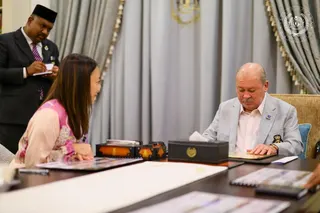 King of Malaysia Sultan Ibrahim (right) received a briefing on the Kuala Lumpur Reform initiative by FT Minister Hannah Yeoh (left) on June 4, 2026. — Picture from Facebook/Sultan Ibrahim Sultan Iskandar