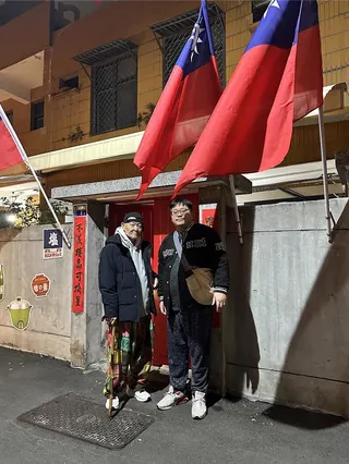 吳功（左）和兒子吳震亞都是電影人，也十分熱愛電影。（李承陽攝）