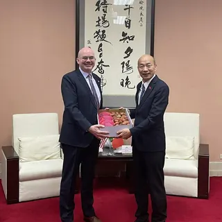 圖為谷立言拜會韓國瑜。（圖取自美國在台協會 AIT 臉書）