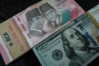 Indonesia’s rupiah hit more than 18,000 per dollar for the first time today as the country is stung by surging energy costs, while lawmakers passed a bill expanding oversight of the central bank that raised concerns over its independence. — AFP pic