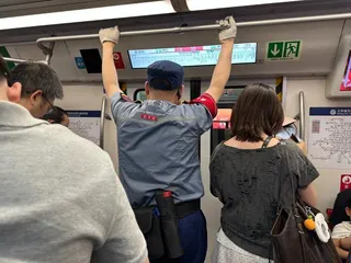 今天是「六四」天安門事件37周年，在搭乘地鐵前往天安門廣場必經的「一號線」列車上...