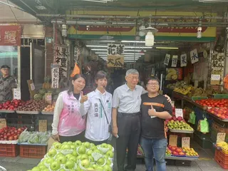 民眾黨前主席柯文哲今天前往新北市三峽區陪同黨籍市議員參選人吳亞倫到傳統菜市場掃街...