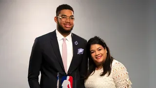 Jacqueline Cruz posing with son Karl-Anthony Towns during NBA Rookie of the Year photo session