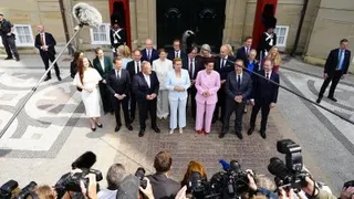丹麦首相弗雷泽里克森（前排中）周三在首都哥本哈根的阿美琳堡王宫外，向媒体介绍她的新内阁成员。（图取自法新社）