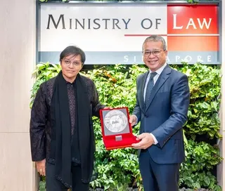 唐振辉（右）与阿莎丽娜会面，重申马新两国密切且持久的关系。 （新加坡律政部提供）