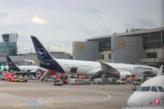 6月4日。一架由德国汉莎航空公司运营的波音787型飞机前起落架坍塌，停在德国法兰克福机场的登机口。 （彭博社）