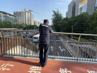 今天是「六四」天安門事件37周年，北京市區部分天橋再度出現「看橋員」身影，兩人為...