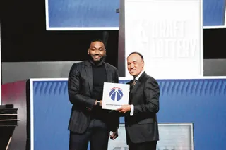 NBA副总裁谭惠民（右）在总决赛前接受全球媒体的线上采访。（路透社）