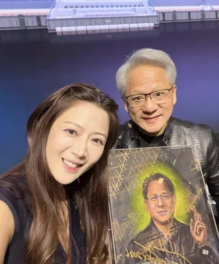 黃仁勳（右）遠遠就注意到張熙恩。（取材自張熙恩IG）