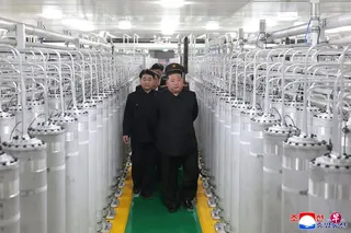 朝中社周四发布的照片显示，朝鲜领袖金正恩（前排一）周三在劳动党中央委员会军需工业部和核武器研究所领导干部陪同下，视察新投产的核物质厂。 （法新社）