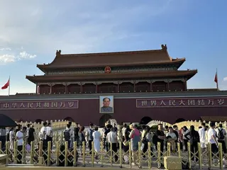 今天是「六四」天安門事件37周年，天安門一帶遊客人潮如常，但天安門、長安街周邊戒...