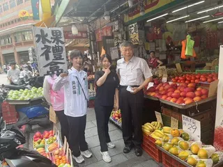 民眾黨前主席柯文哲今天前往新北市三峽區陪同黨籍市議員參選人吳亞倫到傳統菜市場掃街...