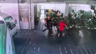 劉姓男子今天下午持菜刀涉嫌追殺郵局楊姓外包司機，過程相當驚悚。圖／民眾提供