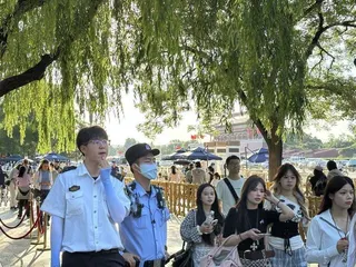 今天是「六四」天安門事件37周年，在天安門廣場入口處，保安人員嚴格要求遊客出示預...