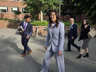 國民黨主席鄭麗文（中）於美東時間4日下午受邀在哈佛大學甘迺迪政府學院發表演說，重...