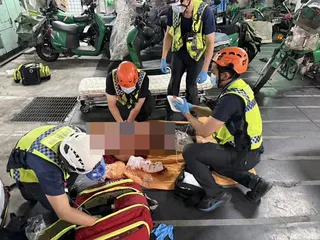 36歲劉姓男子今天下午持菜刀衝進苗栗縣竹南鎮民族街郵局，將楊姓郵務士上半身，涉嫌...
