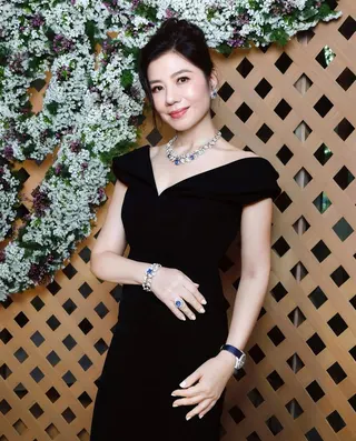 66歲香港女星鍾楚紅近日現身珠寶活動，狀態曝光被不少網友大讚。（圖／翻攝自微博）