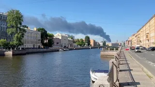 Un épais nuage de fumée se répand dans le ciel après l'attaque d'un terminal pétrolier par drone ukrainien à Saint-Pétersbourg, en Russie, le 3 juin 2026