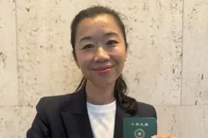 出生後不久就被送到澳洲人家庭的凡妮莎，經過一年多努力，6月1日終於取得中華民國護照。   （圖/ 凡妮莎提供）