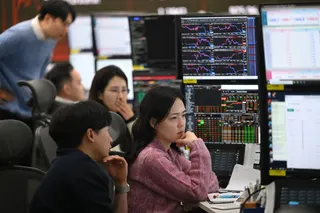 韩国综合股指一度暴跌逾6%或500点，失守8100点大关，从而触动熔断机制，交易暂停5分钟。（法新社档案照）