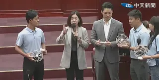 黃瀞瑩邀蔣萬安體驗「無人機足球」。（圖／中天新聞）