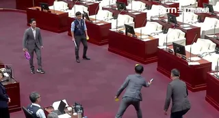 民眾黨台北市議員陳宥丞質詢時，又找了台北市研考會主委殷瑋和蔣萬安搭檔打「匹克球」（圖／翻攝畫面）