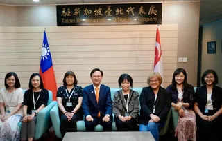 《圖說》明新科技大學交流團拜會駐新加坡台北代表處，與童振源大使（左四）交流半導體人才培育相關議題。（圖／明新科大提供）