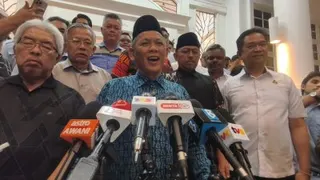 森州务大臣拿督斯里阿米努丁（中）深夜在官邸召开记者会宣布，本周五（5日）解散森州州议会。