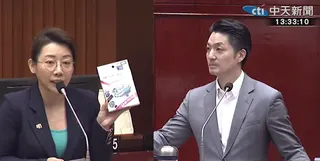 林珍羽表示，民眾黨團要送戰鬥陀螺給蔣萬安。（圖／中天新聞）