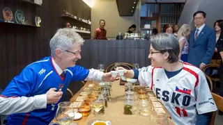 蕭副總統邀韋德齊品茗 副總統蕭美琴（右）1日邀請捷克參議院議長韋德齊（Miloš Vystrčil）（左）赴大稻埕體驗台灣茶文化，並致贈台灣製的2024-2026國家代表隊主場足球衣，副總統說，今年世界盃足球賽中，多國國家代表隊的高機能球衣也由台灣製造。（總統府提供）