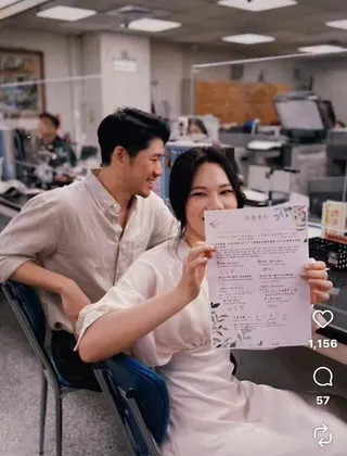 紀培慧（右）開心秀結婚書約。圖／摘自紀培慧IG