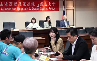立法院今舉行「山海運動政策連線成立大會」記者會，民進黨立委張雅琳、黃捷及吳沛憶等人出席。(記者方賓照攝)