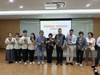 上海動物園5日舉行小貓熊移交儀式，圖為上海市立動物園和台北市立動物園代表合照。特...