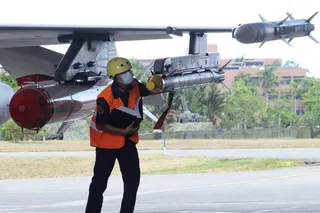 台灣軍方將美製魚叉飛彈裝上F-16V戰機。(美聯社)