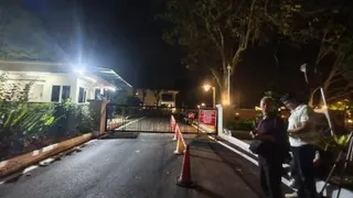 媒体驻守在森州大臣官邸，等待采访特别记者会。