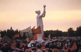 1989年6月1日，北京天安門廣場上，示威結束。中間為民主女神像。