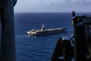 原先被部署在南加勒比海地區，參與美軍對委內瑞拉軍事行動的福特號航母，被發現駛向大西洋，穿越直布羅陀海峽前往中東地區。 圖：翻攝US NAVY